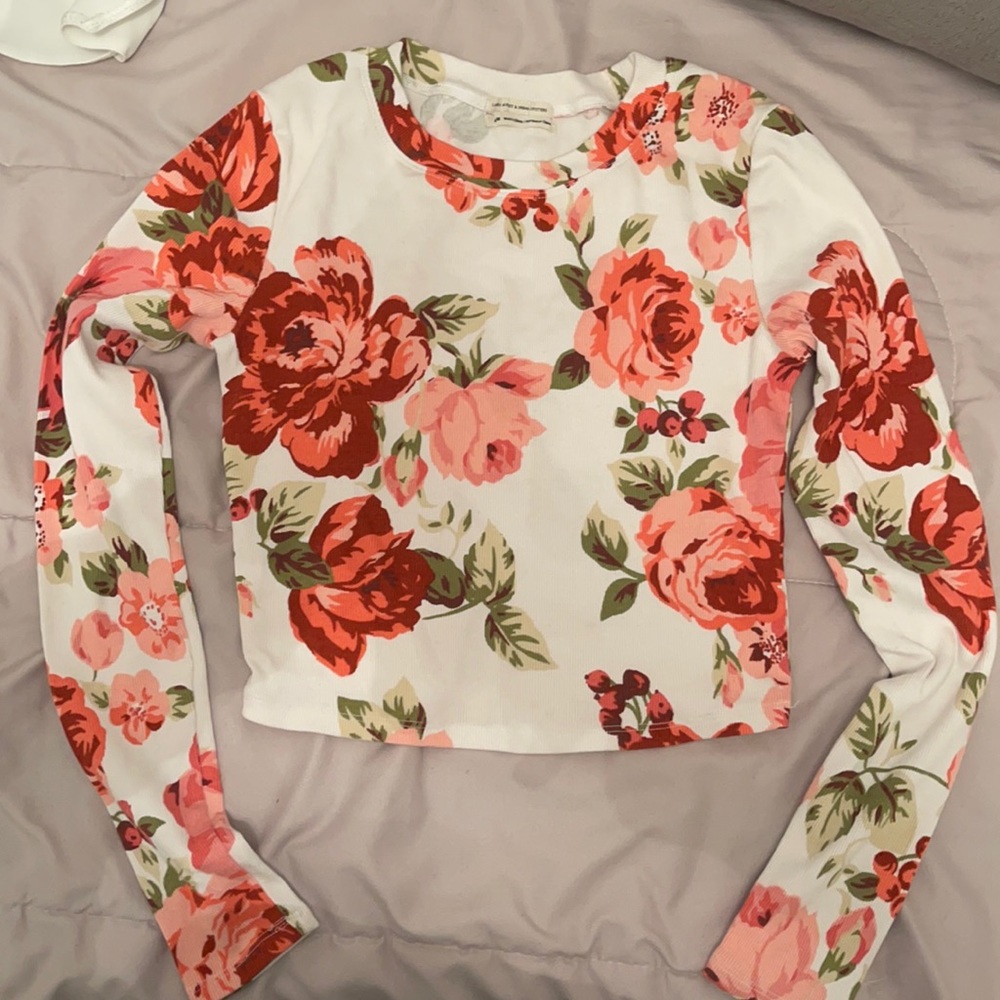 Cropped long sleeve with roses